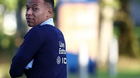 奥斯卡成中超第8轮关键传球榜领跑者，上海海港队中场球员表现抢眼